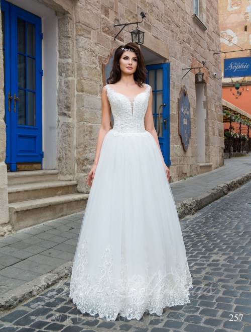 Wedding dress with a deep neckline model 257 257